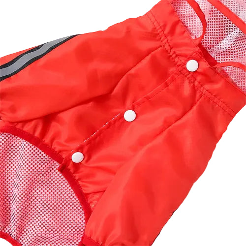 Manteau pour Chihuahua : imperméable kway rouge avec capuche transparente. Motifs grenouille sur la capuche.Confortable, parfait pour protéger votre petit chien ou chat les jours de pluie. Vue des détails du kway