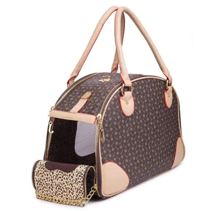 Sac bandoulière de luxe Louis Vuitton marron pour transporter votre Chihuahua - pour emmener partout votre petit chien ou chat - vue de coté