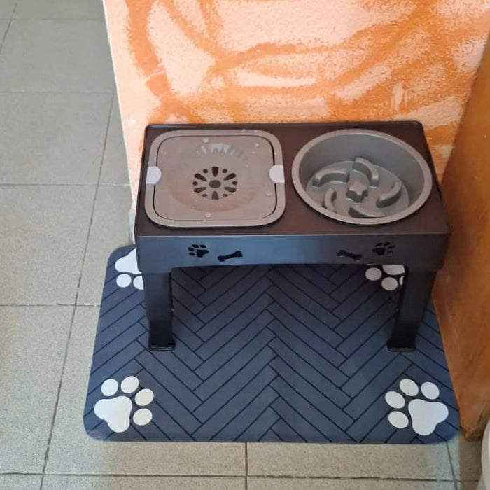 Photo d'une gamelle double surélevée et d'un tapis absorbant pour les petits chiens. Avis 5 étoiles laissé sur la boutique Mon Petit Chihuahua. Convient aussi aux chats.