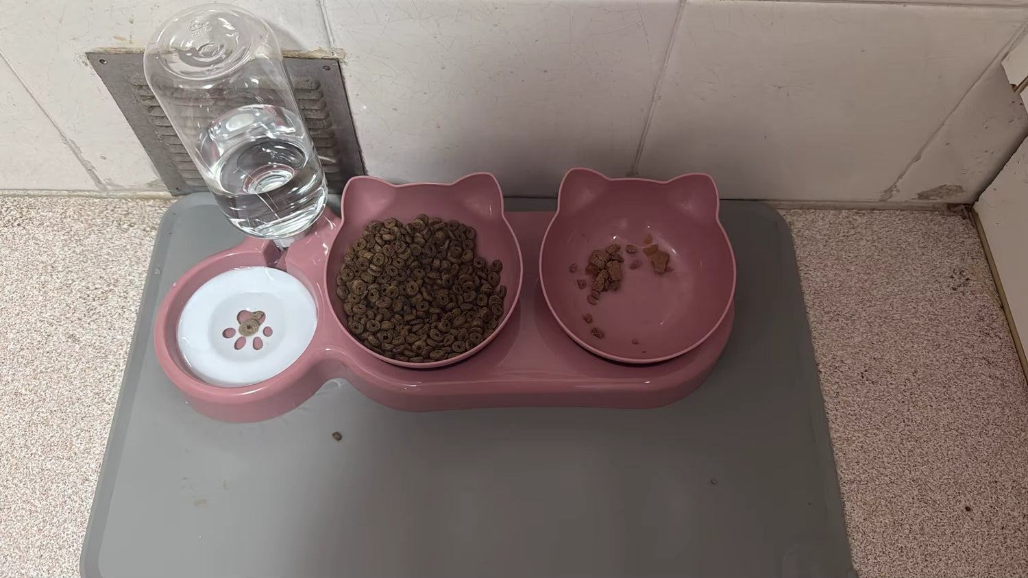 Photo d'une gamelle triple rose avec réservoir d'eau pour un petit chien. Avis 5 étoiles laissé sur la boutique Mon Petit Chihuahua. Convient aussi aux chats.