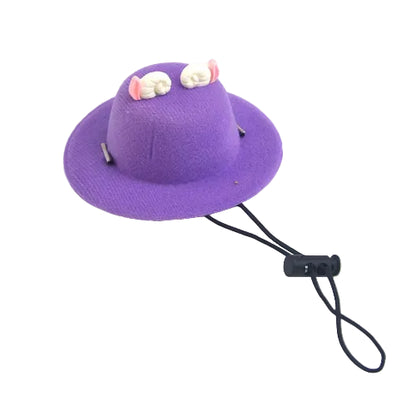 Chapeau coloré violet pour petit chien, avec motifs sur le dessus. Accessoire élégant et amusant vendu sur la boutique Mon Petit Chihuahua. Convient aussi aux chats.
