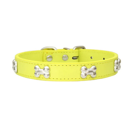 Collier pour Chihuahua en cuir jaune clair avec motifs os. Résistant pour offrir confort et sécurité à votre petit chien ou chat