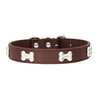 Collier pour Chihuahua en cuir marron foncé avec motifs os. Résistant pour offrir confort et sécurité à votre petit chien ou chat